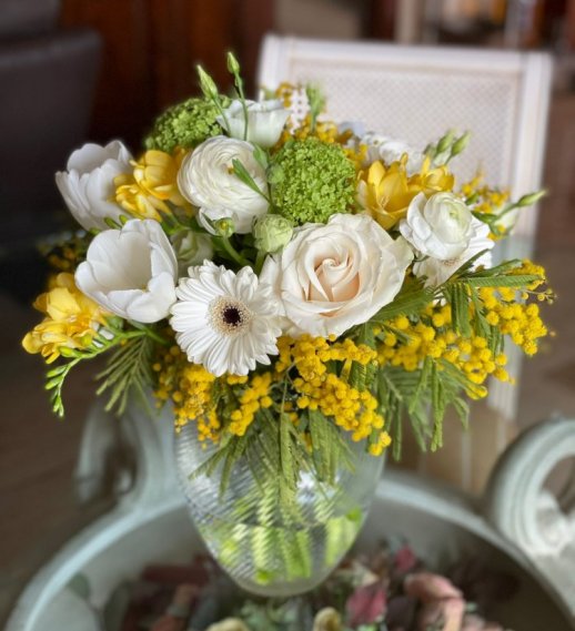 Bouquet fiori bianchi e mimosa